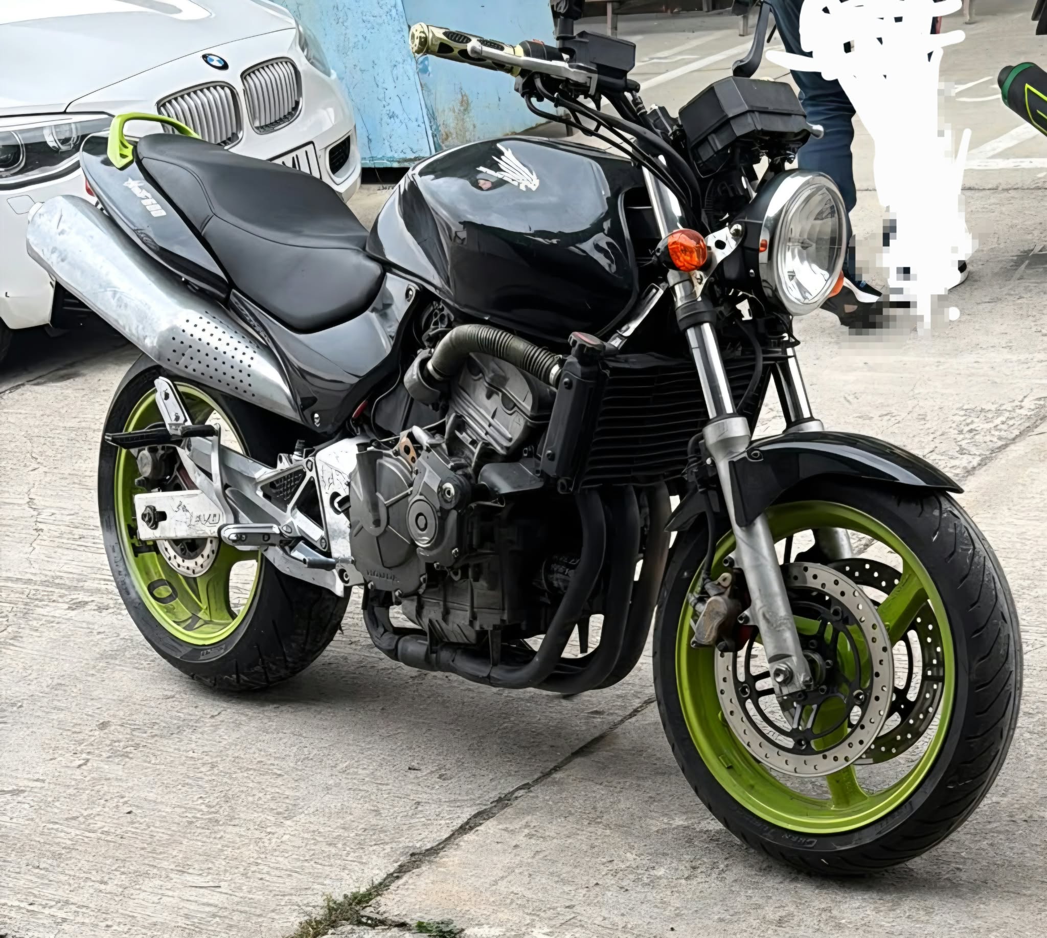 Motocicletă neagră cu jante verzi