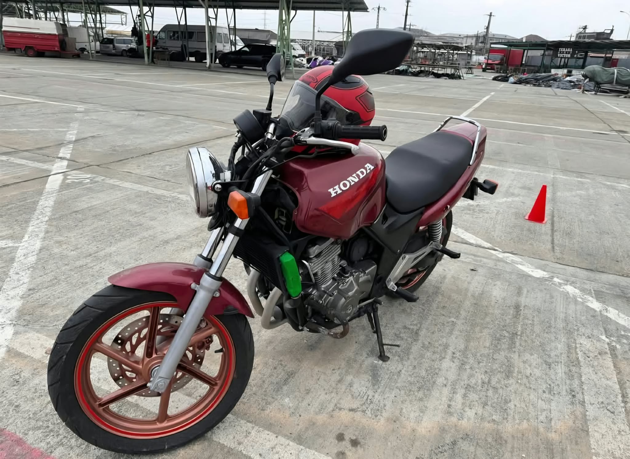 Honda roșie pregătită pentru cursuri